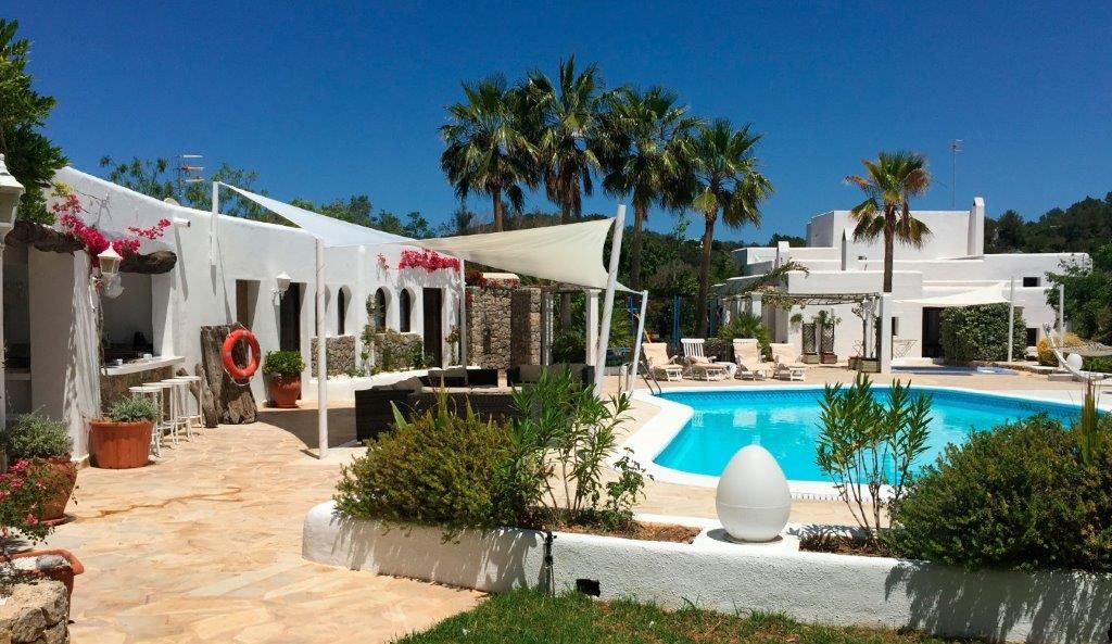 Vista general de la zona exterior de la villa en Ibiza Can Coves